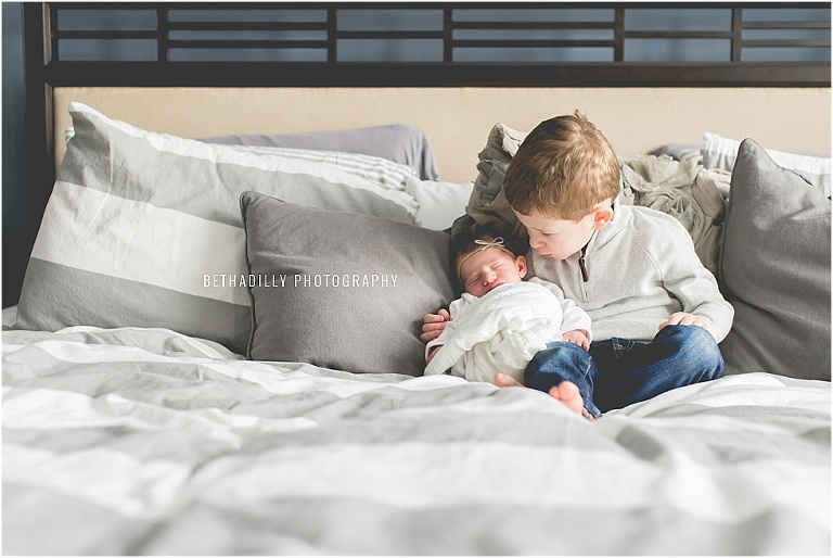 8 Tips for Photographing Newborns With Siblings | bethadilly photography