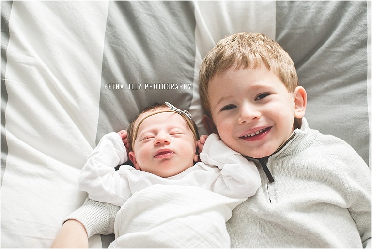 8 Tips for Photographing Newborns With Siblings | bethadilly photography