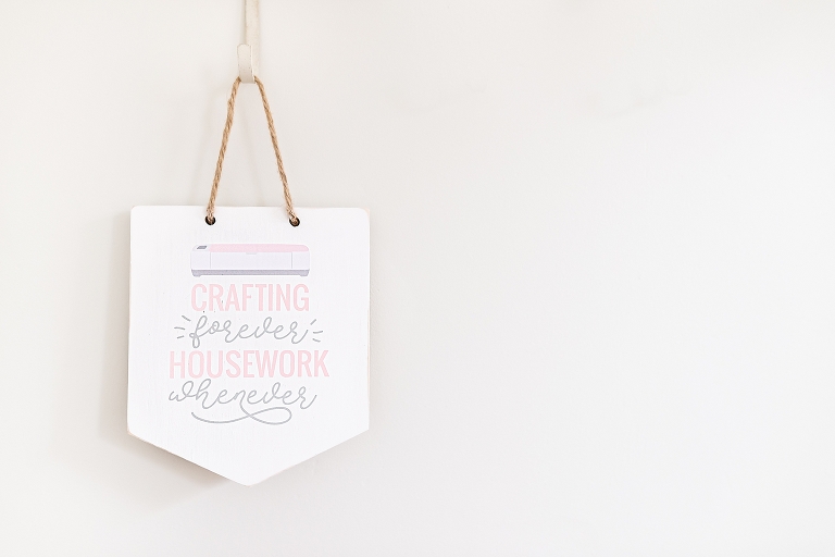 Cricut Craft Room Decor : A Beginner Friendly Sign | www.bethadilly.com